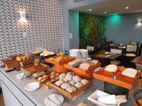 uma padaria com muitos tipos diferentes de pão em exposição em Flat IMPECAVEL proximo aos Shoppings JK e Vila Olimpia em São Paulo