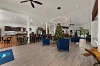 ein Weihnachtsbaum mitten im Wohnzimmer in der Unterkunft PaddleTail Waterfront Lodge, Trademark Collection by Wyndham in Crystal River