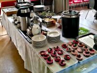 een tafel met cupcakes erop. bij Jaala Hotel Guesthouse in Kouvola