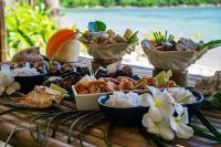 un buffet di cibo su un tavolo sulla spiaggia di Cayo Coco - Island Glamping All-Inclusive a Barangonan