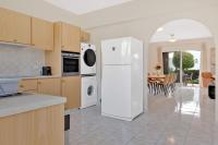 Kuchyň nebo kuchyňský kout v ubytování Phaedrus Living: Coral Bay Luxury Villa