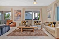 Posezení v ubytování Phaedrus Living: Coral Bay Luxury Villa
