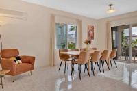 Posezení v ubytování Phaedrus Living: Coral Bay Luxury Villa