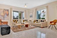 Posezení v ubytování Phaedrus Living: Coral Bay Luxury Villa