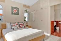 Postel nebo postele na pokoji v ubytování Phaedrus Living: Coral Bay Luxury Villa