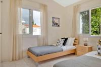 Postel nebo postele na pokoji v ubytování Phaedrus Living: Coral Bay Luxury Villa