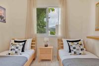 Postel nebo postele na pokoji v ubytování Phaedrus Living: Coral Bay Luxury Villa