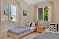 Postel nebo postele na pokoji v ubytování Phaedrus Living: Coral Bay Luxury Villa