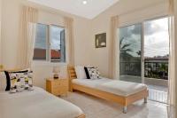 Postel nebo postele na pokoji v ubytování Phaedrus Living: Coral Bay Luxury Villa