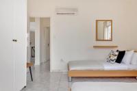 Postel nebo postele na pokoji v ubytování Phaedrus Living: Coral Bay Luxury Villa