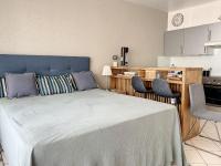 1 dormitorio con 1 cama grande y cocina en Cannes - Studio en plein cœur de Cannes, en Cannes