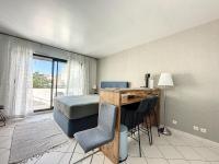 1 dormitorio con cama, escritorio y sofá cama en Cannes - Studio en plein cœur de Cannes, en Cannes