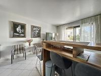 Habitación con escritorio con sillas y ventana. en Cannes - Studio en plein cœur de Cannes, en Cannes