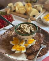 Un plato de comida con un tazón de salsa y fruta. en Csodaszarvas Panzió és Tájpark, en Rábahidvég