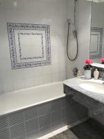 a bathroom with a bath tub and a sink at Ancienne Auberge des Brizards - Morvan (14 personnes) in Quarré-les-Tombes