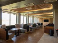 ein Wartezimmer mit Tischen, Stühlen und Fenstern in der Unterkunft Mountain Sky View - Маунтин Скай Вю in Gabrowo