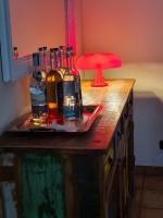 um balcão com garrafas de bebidas alcoólicas em uma bandeja em Manfredi ristorante con alloggio em Romentino