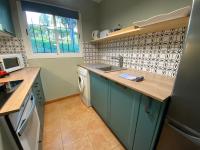 Kuchyňa alebo kuchynka v ubytovaní Apartament amb vista al mar reformat, al Golfet