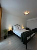 - une chambre avec un lit doté d&#39;une couverture verte dans l&#39;établissement Q-192, à Iaşi