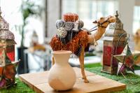 Una figura de un camello y un jarrón sobre una mesa. en Stella Di Mare Dubai Marina Hotel, en Dubái