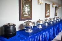 Una mesa azul cubierta con ollas y sartenes en Elephant Rest Udawalawa, en Udawalawe