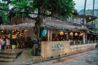 un restaurante con gente sentada dentro de él en Vacation Village Phra Nang Inn - SHA Extra Plus, en Ao Nang Beach