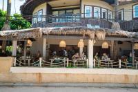 un restaurante con gente sentada en las mesas frente a un edificio en Vacation Village Phra Nang Inn - SHA Extra Plus, en Ao Nang Beach