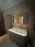Ein Badezimmer in der Unterkunft Villa de vacances avec piscine privative chauff&eacute;e