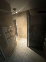 ein Bad mit Dusche und Fliesenboden in der Unterkunft Villa de vacances avec piscine privative chauffée in Saint-Maime