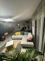 ein Wohnzimmer mit 2 Sofas und einem Tisch in der Unterkunft Villa de vacances avec piscine privative chauffée in Saint-Maime