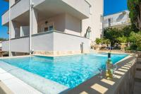 Bazén v ubytovaní Apartments Villa Aura - Adult Only alebo v jeho blízkosti