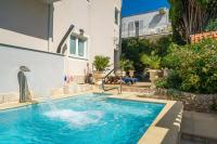 Bazén v ubytovaní Apartments Villa Aura - Adult Only alebo v jeho blízkosti