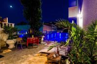 Bazén v ubytovaní Apartments Villa Aura - Adult Only alebo v jeho blízkosti