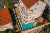Bazén v ubytovaní Apartments Villa Aura - Adult Only alebo v jeho blízkosti