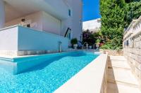 Bazén v ubytovaní Apartments Villa Aura - Adult Only alebo v jeho blízkosti