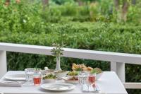 Esperos Palace Resort & Spaにある庭