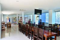 ein Esszimmer mit einem Holztisch und Stühlen in der Unterkunft Heimat Garden in Ban Lo Pa Ret