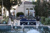 einen Brunnen im Innenhof eines Hotels in der Unterkunft Hilton Garden Inn Calabasas in Calabasas