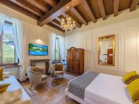Televízia a/alebo spoločenská miestnosť v ubytovaní Hotel Villa Cariola