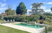 Bazén v ubytovaní Nice Home In Saint-Christoly-De-Blaye alebo v jeho blízkosti
