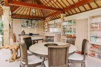 una sala da pranzo con tavolo e sedie di Camaradvipa Retreat Munduk a Munduk