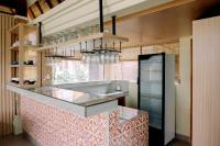 una cucina con bancone, lavandino e finestra di Camaradvipa Retreat Munduk a Munduk