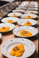 una fila de platos de comida en una mesa en Hotel Rozkoš, en Česká Skalice