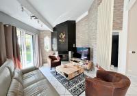 Telewizja i/lub zestaw kina domowego w obiekcie La Villa Capucine