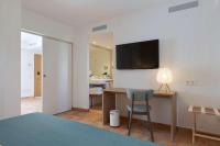 TV a/nebo společenská místnost v ubytování AluaSoul Menorca - Adults Only