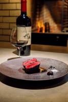 倶知安町にあるMUWA NISEKOのワインのグラスと食べ物が載った皿