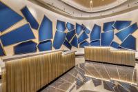 eine Lobby mit blauen und goldenen Fliesen an der Wand in der Unterkunft Hilton Club Elara Las Vegas in Las Vegas