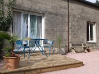 Patio lub wspólna przestrzeń na świeżym powietrzu w obiekcie Sous la charmille.