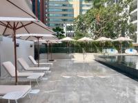 Bazén v ubytování Floral Court Hotel & Residence Sukhumvit 13 nebo v jeho okolí