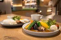 Una mesa con dos platos de comida sobre una mesa. en Ashibetsu Onsen Starlight Hotel, en Ashibetsu